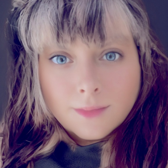 Meet your Posher, Carolyn - Picture 1 of 15